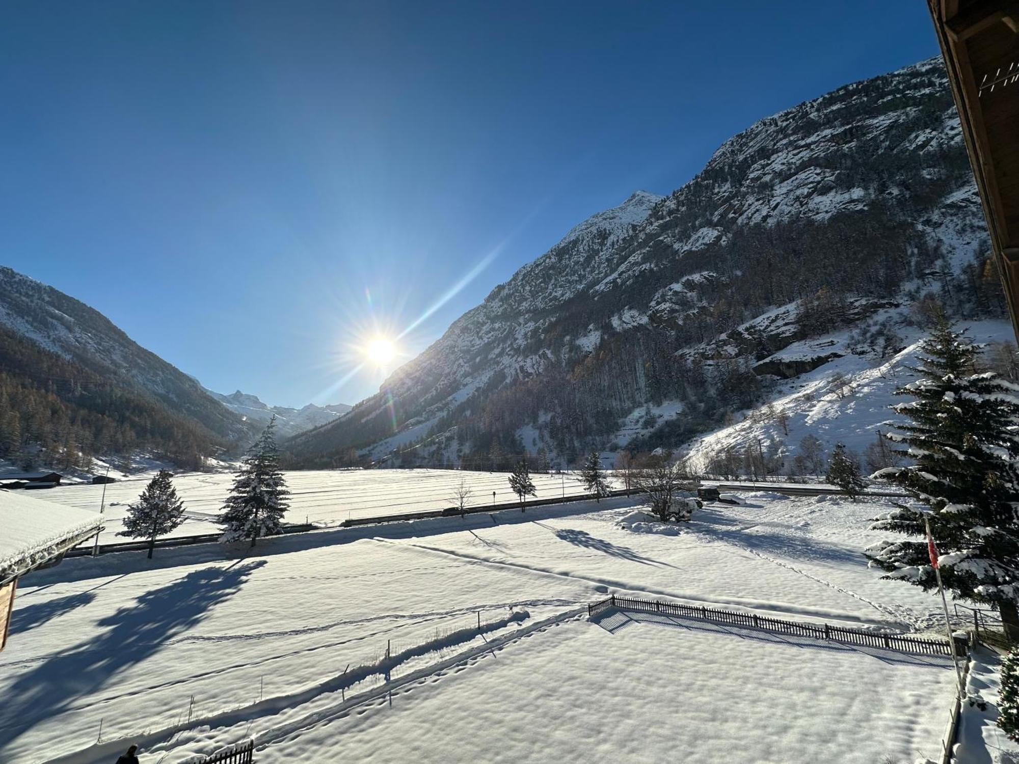 Relaxing Loft Haven Near Zermatt - Parking Free Lägenhet Täsch Exteriör bild